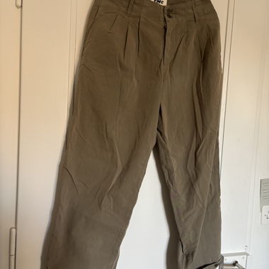 Pantaloni plissettati colorati