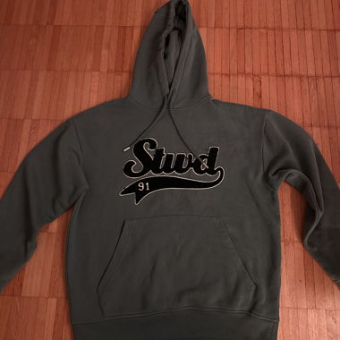 Sweat à capuche bleu avec motif noir
