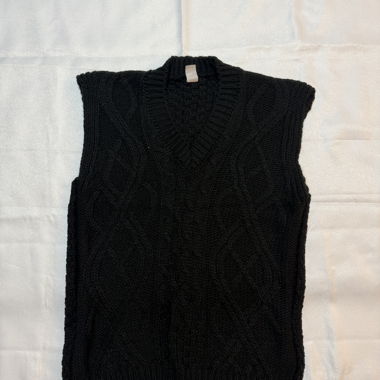V‑neck sweater vest