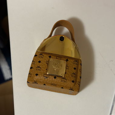 Flacon de parfum MCM en forme de sac