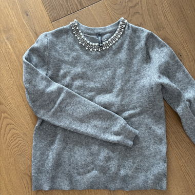 Grau melierter Pullover mit Perlenkragen