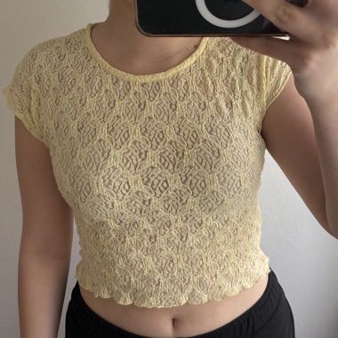 Haut en dentelle jaune