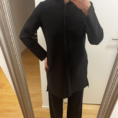 Cappotto nero in neoprene con cappuccio