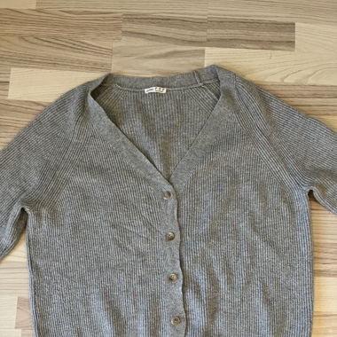 Grauer gemütlicher Cardigan