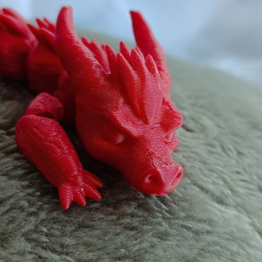 Figura di drago rosso