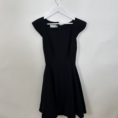 Schwarzes Fit-and-Flare Kleid