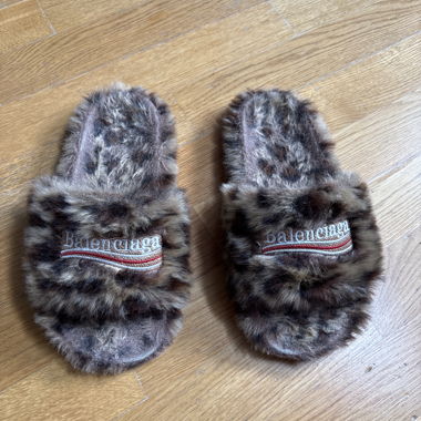 Balenciaga slides in finto pelliccia