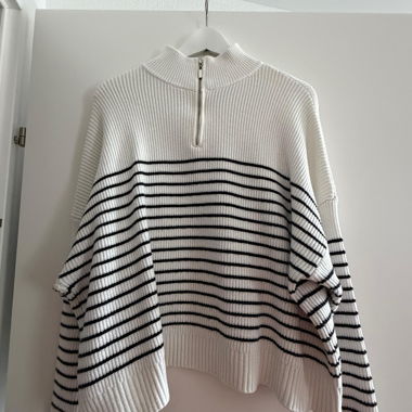 Gestreifter Strickpullover