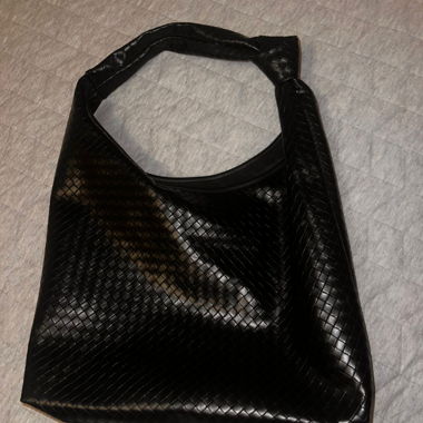 Borsa a spalla nera effetto intrecciato