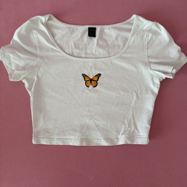 Top corto bianco con farfalla