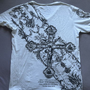 T-shirt bianca con grande stampa a croce 