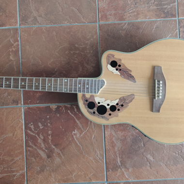 Akustische Westerngitarre mit Cutaway