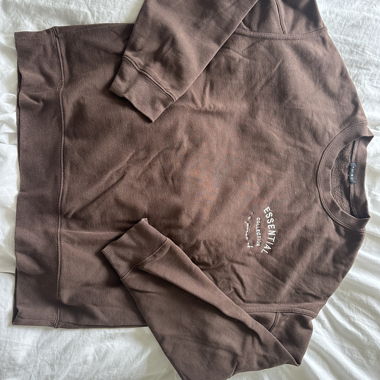 Brauner Pulli