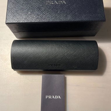 Étui à lunettes Prada avec boîte, jamais utilisé !