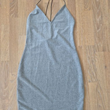 Glitzerndes, kurzes, figurbetontes Kleid