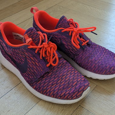 Baskets Nike violettes et orange
