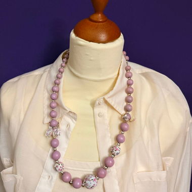 Lilac beaded necklace with floral details