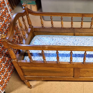 Kinderbett / Babybett Nussbaum, restauriert