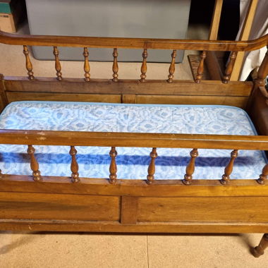 Kinderbett / Babybett Nussbaum, restauriert