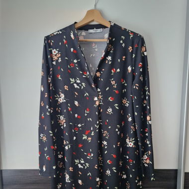 Robe noire fleurie