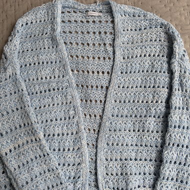 Gilet au crochet bleu clair