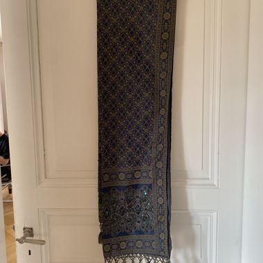 Blau-goldener Schal mit Pailletten