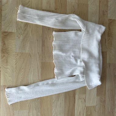 Haut tricoté blanc à épaules dénudées