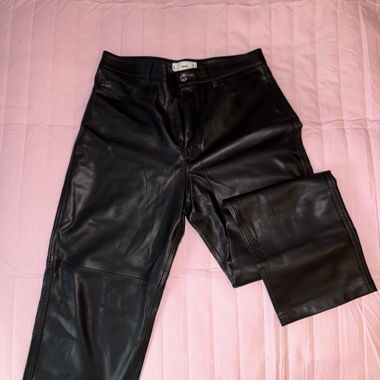 Pantalone in ecopelle nero MANGO
