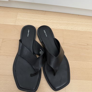 & Other Stories schwarze Flipflops / Sandalen