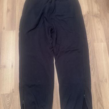 Schwarze Sporthose mit Reissverschluss