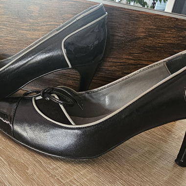 Scarpe con tacco a punta in vernice nera