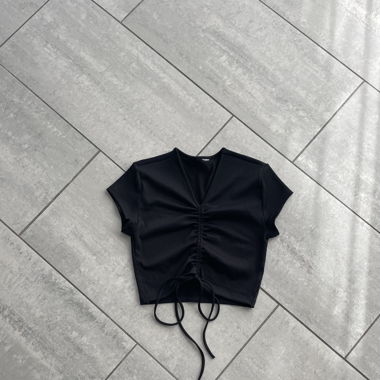 black h&m top with scruch