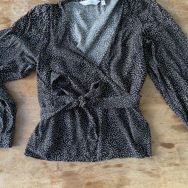Gepunktete Wickelbluse
