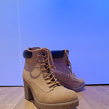 Boots mit Absätzen 