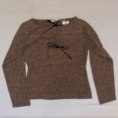 Maglione marrone con nastri