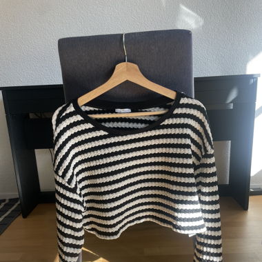 Schwarz/Weiss gestreifter CropTop Pullover