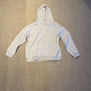 Grauer Pullover