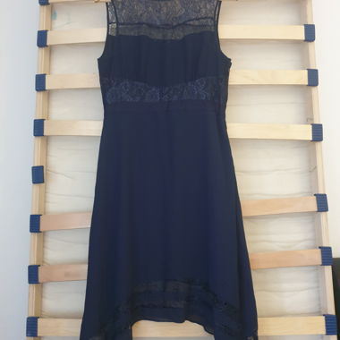 Robe sans manches noire en dentelle