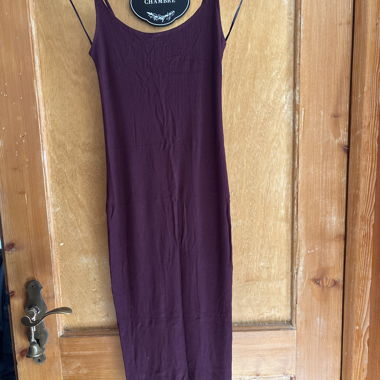 Vestito bordeaux con spalline sottili