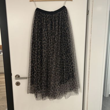 Skirt with leopard print