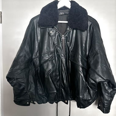Veste ZARA en aspect cuir avec col en fausse fourrure teddy