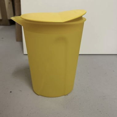 Tupperware Krug