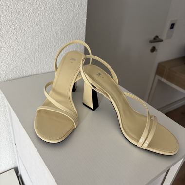 Zara Sandaletten mit Absatz Buttergelb 