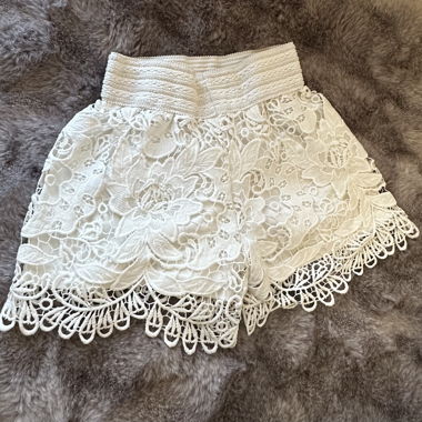Weisse Spitzen-Shorts