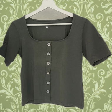 Olives T-Shirt mit silbernen Knöpfen