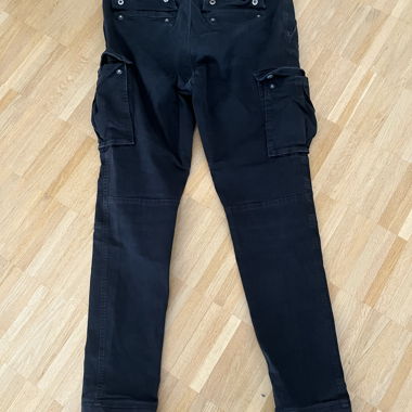 Schwarze Slim-Cargohose