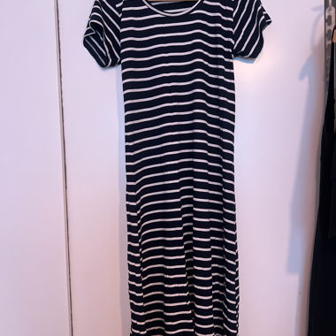 Robe midi à rayures bleu marine et blanc à manches courtes