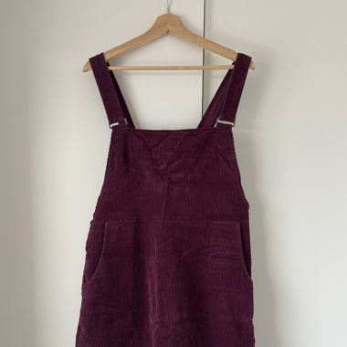 Oversized Latzhosen-Kleid