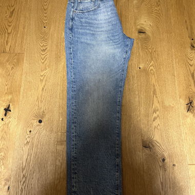 Blaues Jeans mit Used-Wash