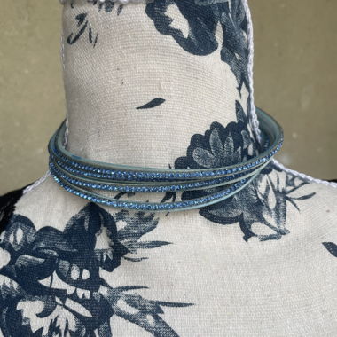 Collana girocollo blu con strass